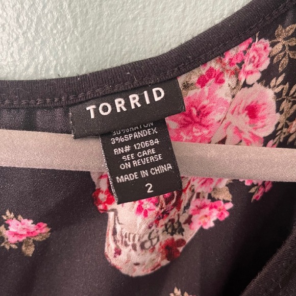 Torrid Black Pink Skulls Floral Chiffon 3/4 Raglan Sleeve Top Size 2 ( 2x ) - Picture 3 of 3